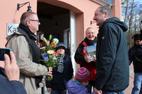 ©Naturerbe Zentrum RÜGEN Jürgen Michalski, Leiter des Naturerbe Zentrums RÜGEN (rechts im Bild), begrüßt Familie Kleiner aus Berlin als 500.000sten Gast.