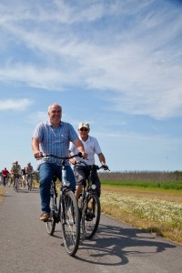 Zingster Bürgermeister Andreas Kuhn und Gemeindevorsteher Eckhard Lipke auf Zingster Radweg (Foto: Frank Burger, Zingst) / Fotoquelle: Tourismusverbandes Mecklenburg-Vorpommern e.V.