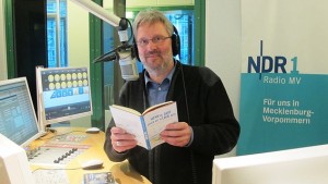 Rainer Schobess im Studio von NDR 1 Radio MV / Foto: NDR1 Radio MV